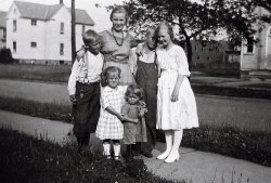 Ashtabula, Ohio, 1917. The Finn Family. View full size.