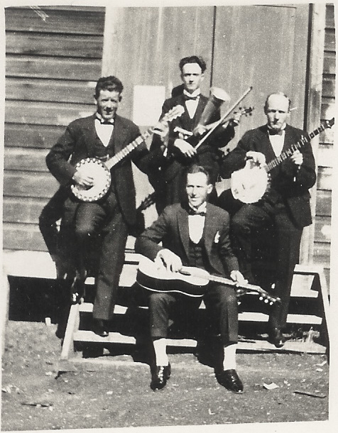 Weekend entertainment with banjos, amplified violin and a guitar at Bondi Beach. View full size.
