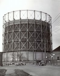 Detroit Waterfront on Fort Street near West Grand Blvd looking East. Photo by Shegoi, 1952. View full size.
(ShorpyBlog, Member Gallery)