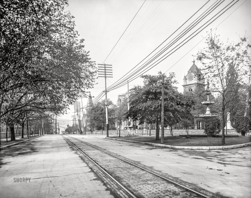 Chattanooga, Tennessee, circa 1907. "Fountain Square and courthouse." 8x10 inch dry plate glass negative, Detroit Publishing Company. View full size.
