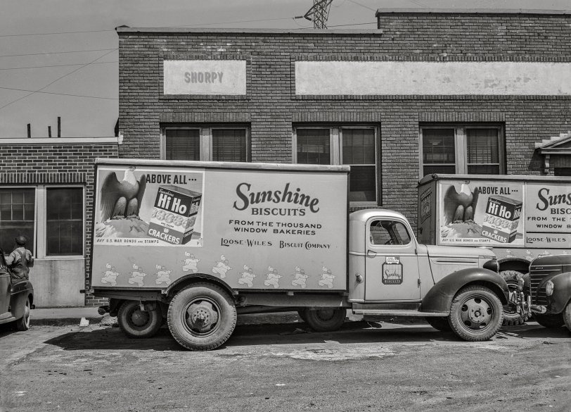 March 1943. "Charlotte, North Carolina. Sunshine Biscuit trucks." From the "Thousand Window Bakeries." Acetate negative by John Vachon for the Office of War Information. View full size.
