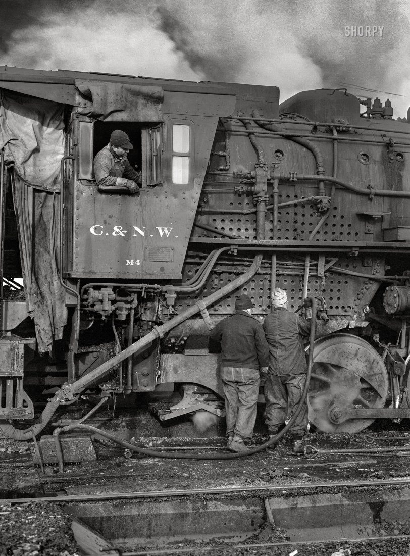 December 1942. "Chicago, Illinois. Locomotive over the ash pit at the roundhouse at a Chicago & North Western railyard." Photo by Jack Delano, Office of War Information. View full size.