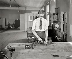 Washington, D.C., circa 1921. "Loomis Radio School." Another look behind the scenes at the technical school run by Mary Texanna Loomis. National Photo Company Collection glass negative. View full size.